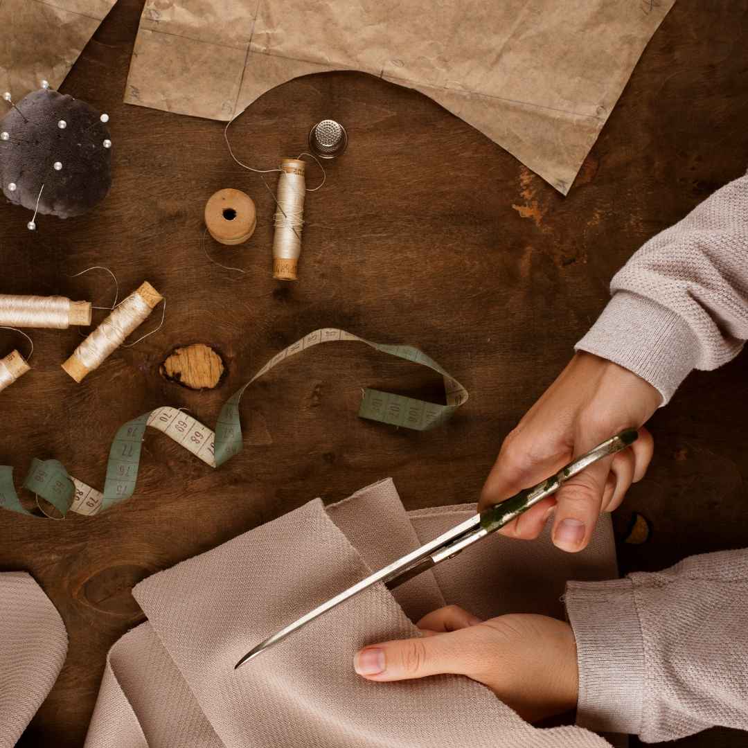 Artigiano che lavora con tessuti e rocchetti