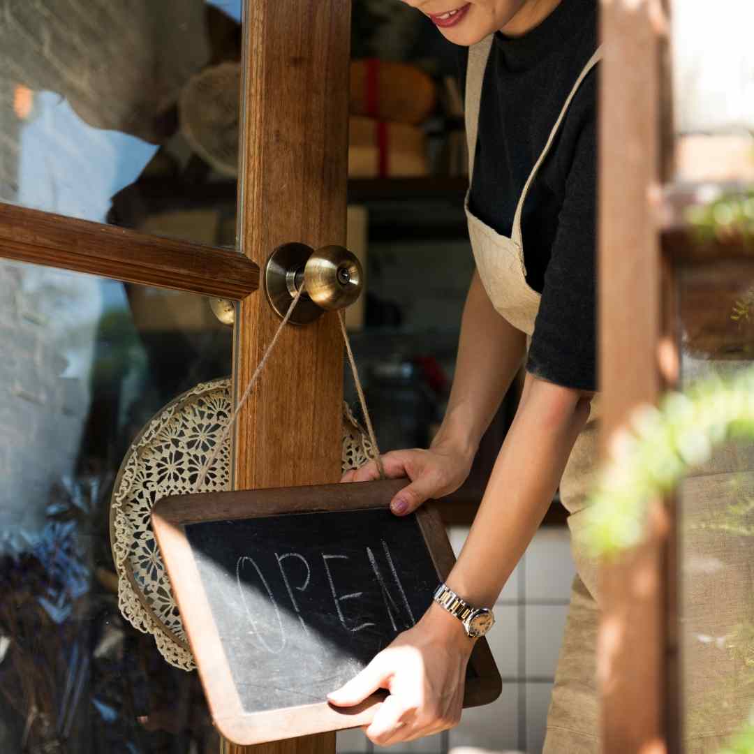 Attività locale aperta in attesa di clienti
