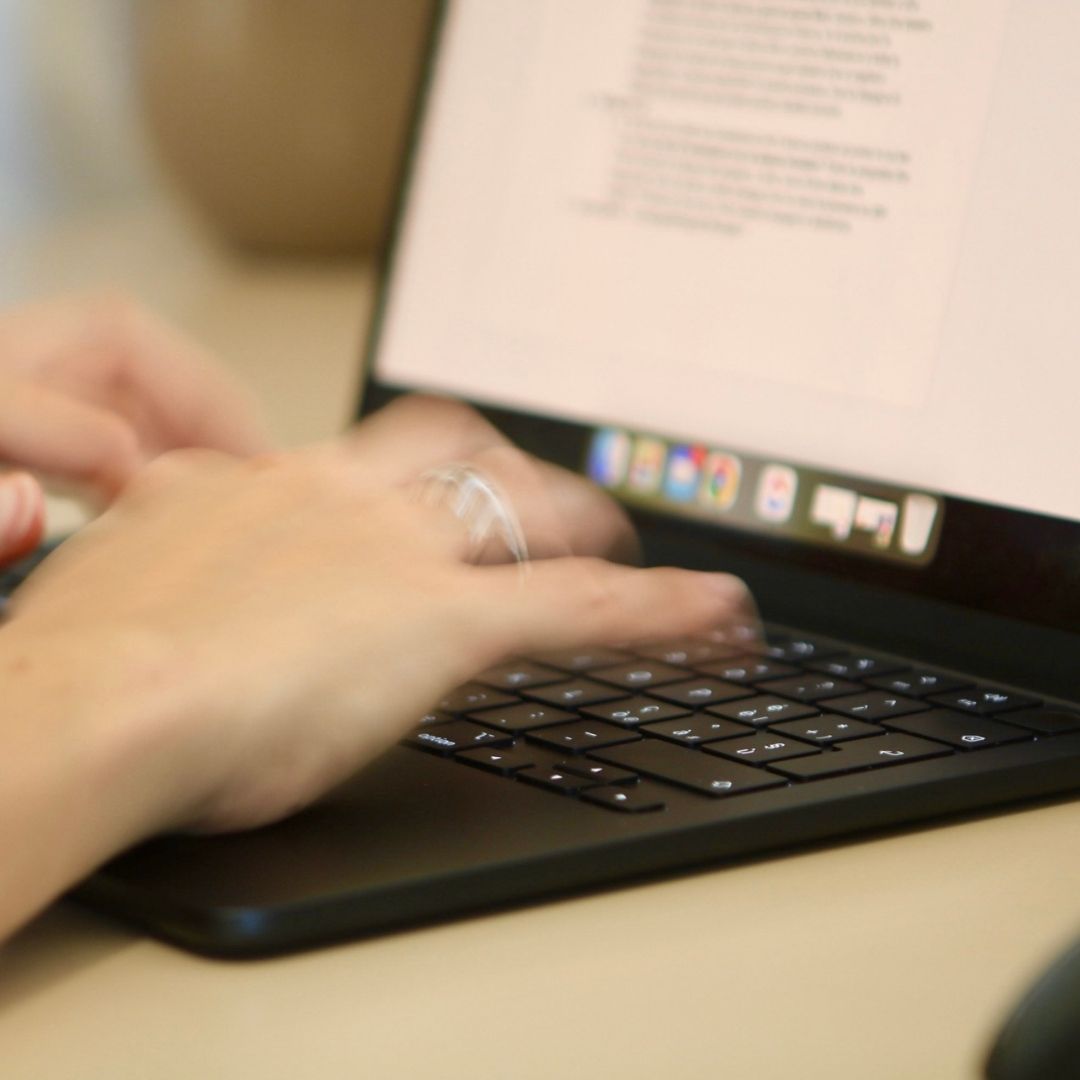 SEO copywriter scrive i testi di una pagina web